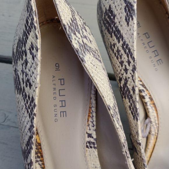 Sexy faux snakeskin, cream and grey Alfred Sung pumps, size 9 - Picture 3 of 4